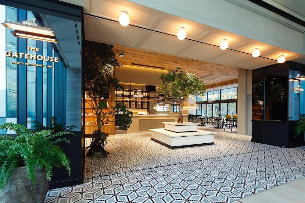 Jr Gate Tower Hotel